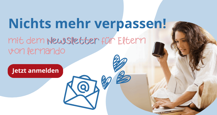 Eine Mutter liest einen Newsletter an ihrem Laptop mit einer Tasse in der Hand