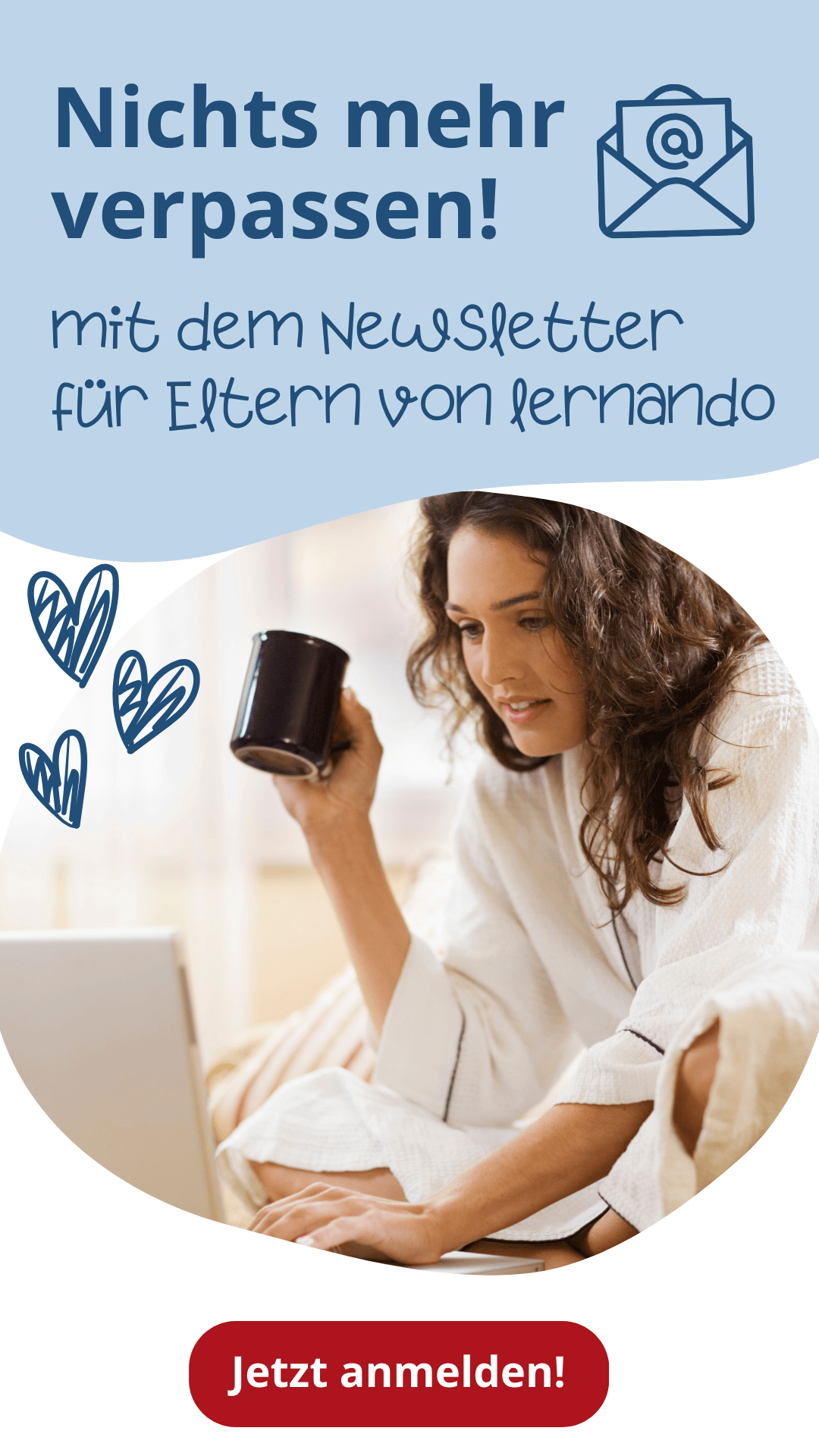 Eine Mutter liest einen Newsletter an ihrem Laptop mit einer Tasse in der Hand