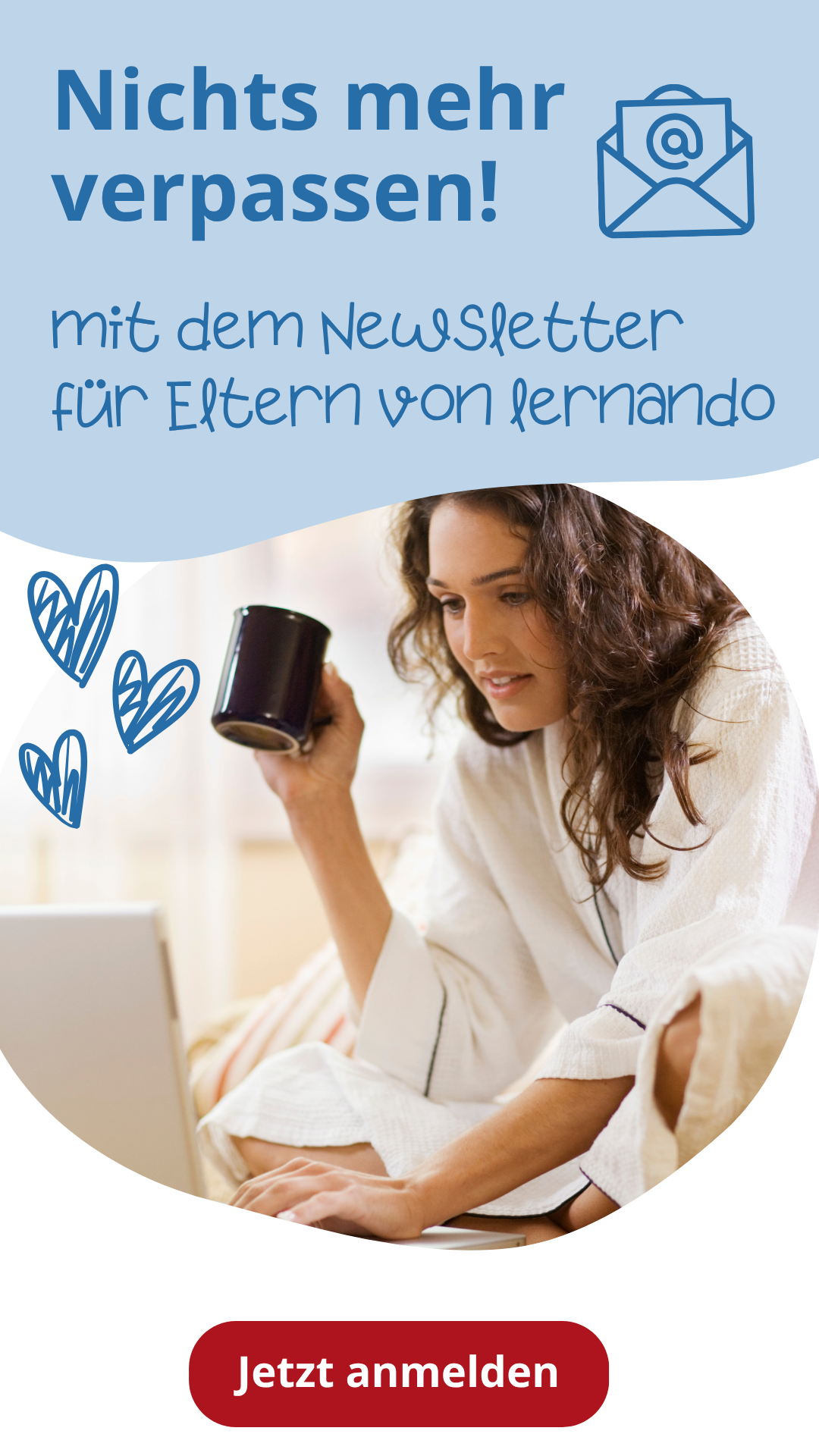 Eine Mutter liest einen Newsletter an ihrem Laptop mit einer Tasse in der Hand