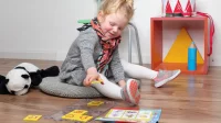 Abbildung von einem Mädchen, das mit bambinoLÜK spielt