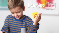 Abbildung von einem Jungen, der mit bambinoLÜK spielt
