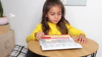 Abbildung Mädchen spielt miniLÜK