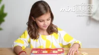 Abbildung von einem Mädchen, der mit miniLÜK spielt