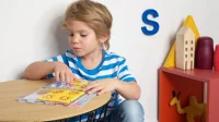 Abbildung von einem Jungen, der mit bambinoLÜK spielt