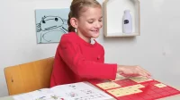 Abbildung Mädchen spielt LÜK