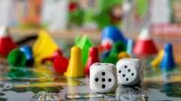 Foto von Spielfiguren und Würfeln