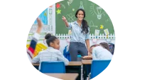 Abbildung Lehrerin vor Klasse