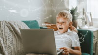 Ein Junge mit Laptop auf dem Schoß und digitalen Illustrationen um ihn herum