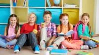 Ein buntes Kindergruppenfoto im Klassenzimmer
