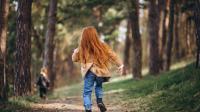 Ein Mädchen rennt im Wald