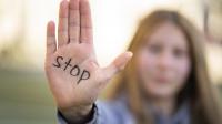 Stop-Geste einer jungen Frau