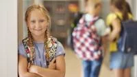 Mädchen in der Schule lächelt in die Kamera