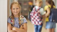 Mädchen in der Schule lächelt in die Kamera