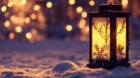 Foto einer kleinen weihnachtlich dekorierten Laterne, die im Schnee steht