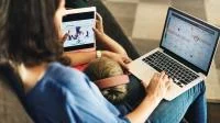 Familie schaut gemeinsam in ein Tablet