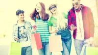 Übersättigtes Foto einer Gruppe shoppender Teenager