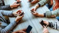 viele Hände mit Smartphones