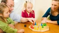 Familie mit Brettspiel