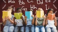 Kinder in einer Reihe lesen Bücher