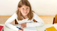 Schülerin übt Handschrift