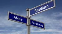 Ein Wegweiser mit drei Richtungen: Abitur, Ausbildung, Studium