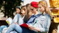 Foto einer Gruppe Schüler*Innen beim lernen im Freien
