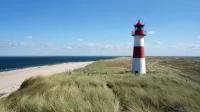 Foto eines Leuchtturms mit Küste