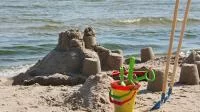 Foto einer Sandburg mit Spielzeug