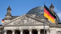 deutscher Bundestag mit Bundesflagge