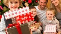 Kinder packen mit der Familie Geschenke aus