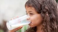 Foto eines Mädchens beim Milch trinken