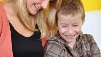 Mutter liest mit Sohn