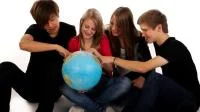 Gruppe Jugendlicher mit einem Globus