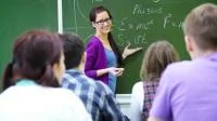 Lehrerin vor der Tafel