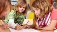 Drei Kinder beim Lernen