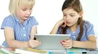 Zwei Mädchen lernen mit Tablet