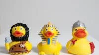 Gummienten als Steinzeitmensch, Sphinx und Römer
