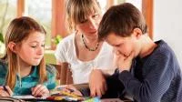 Mutter mit Kindern beim Lernen