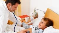 Foto eines Arztes und eines kleinen Patienten