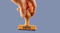Foto einer Hand mit Stempel mit der Aufschrift ADHS