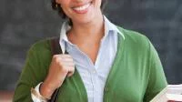 Frau mit Tasche und Büchern