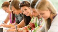 Foto einer Gruppe Oberstufenschüler beim Lernen