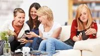 Foto einer Gruppe Jugendlicher mit Smartphone