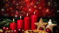 vier Adventskerzen und weihnachtliche Dekoration