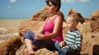 Foto von Mutter und Sohn im Lotussitz