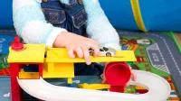 Kind spielt mit Spielzeug-Parkgarage