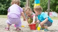 Im Sandkasten spielende Kinder