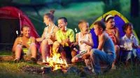Kinder und Jugendliche am Lagerfeuer