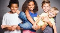 Gruppenfoto mit Kindern mit unterschiedlicher Hautfarbe