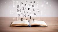 Foto eines Buches, dem Buchstaben entflüchten